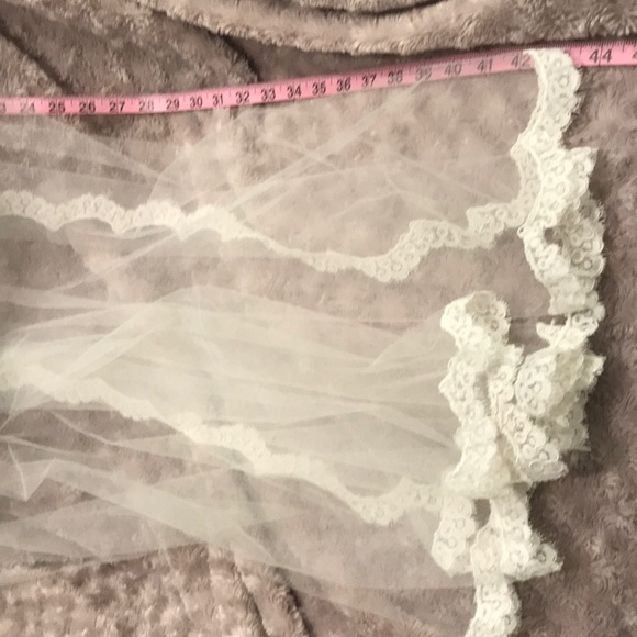 Ivory Lace Edge Veil - Picture 6 of 8